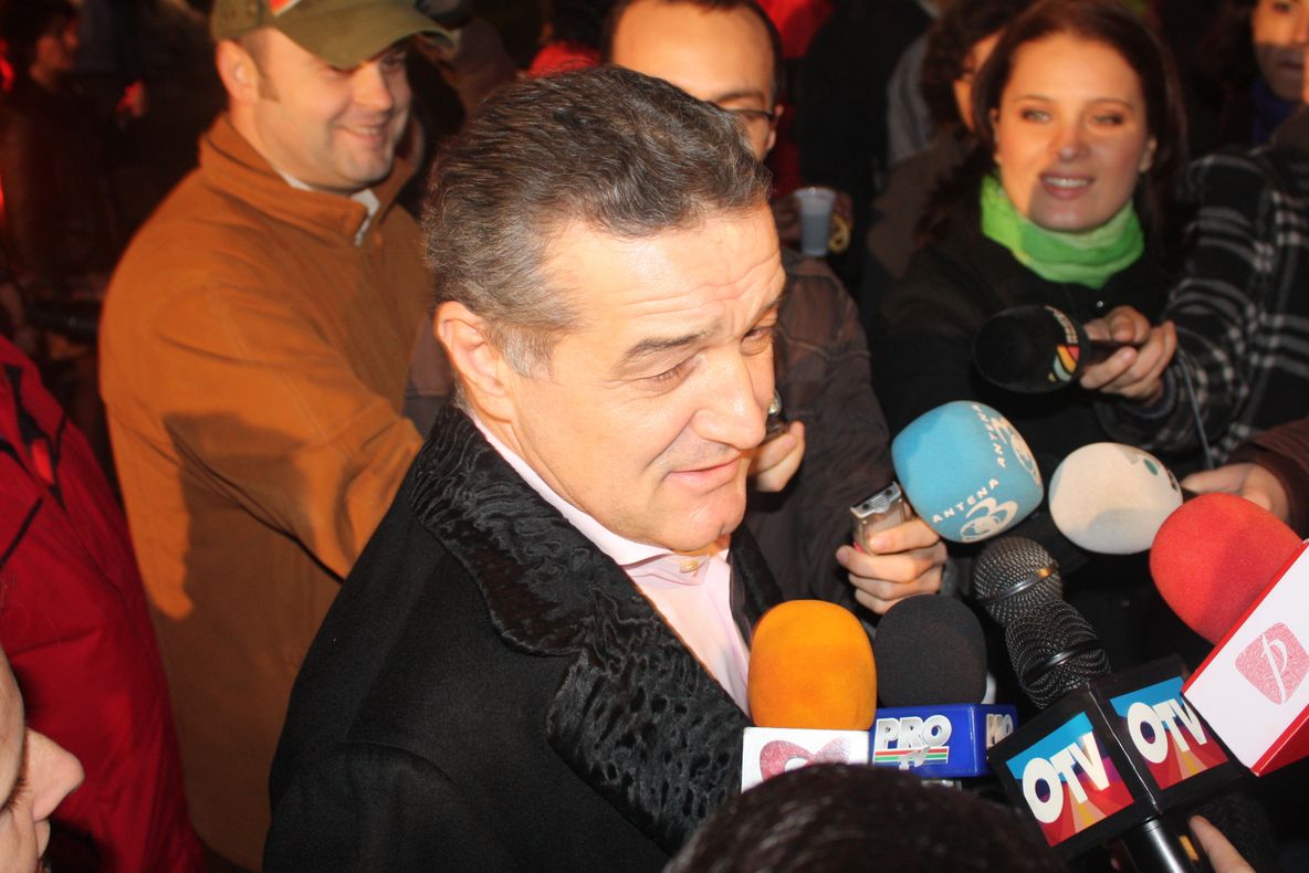 Din culisele PSD: Crin Antonescu însoţit de alţi liberali, dar şi George Becali au venit la sediul PSD 