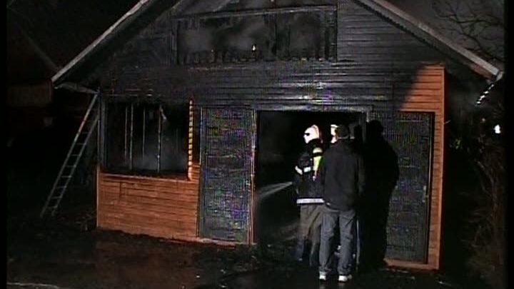 O casă de vacanţă din localitatea sibiană Sadu s-a făcut scrum 