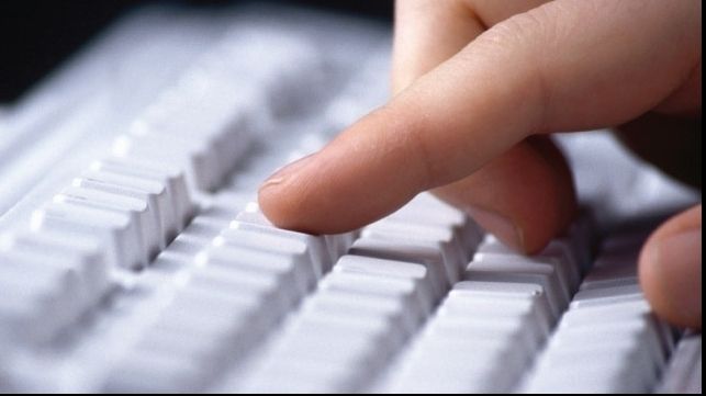 Profilul internautului român: bărbat consumator de ciocolată, mezeluri şi bere 