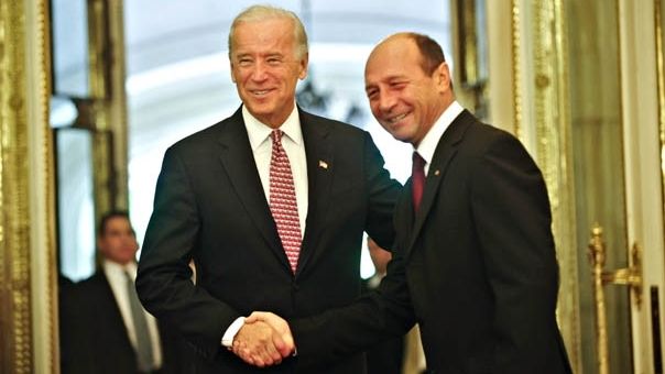 Biden şi Băsescu au discutat despre planurile României de a trimite trupe suplimentare în Afganistan
