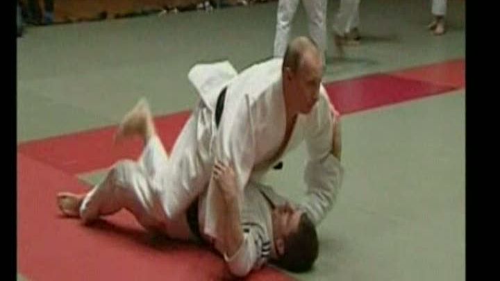 Vladimir Putin s-a luat la trântă cu membrii echipei naţionale de judo a Rusiei