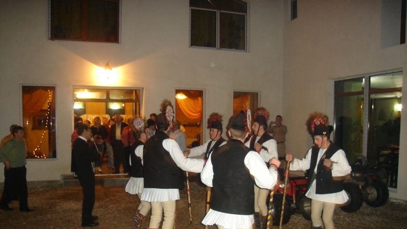 Junii din Mărginimea Sibiului colindă cu zurgălăi şi ciucuri la picioare