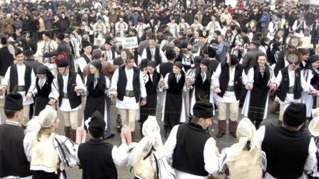 \"Tradiţii şi obiceiuri\" Sibiu: Cetele de juni colindă până după Anul Nou