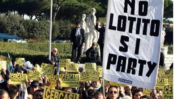 Fanii lui Lazio, la fel ca cei ai Stelei! 5.000 de suporteri l-au contestat pe preşedintele Lotito