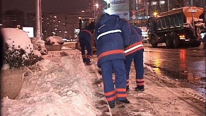 Zăpada de pe străzile din Bucureşti a fost transportată în afara oraşului