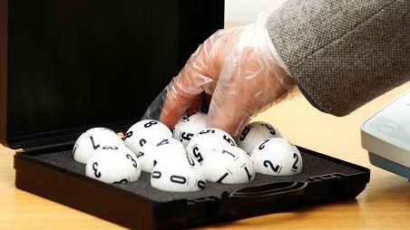  Marele premiu la LOTO 6/49 nu a fost câştigat. Vezi numerele extrase