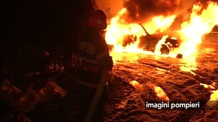 O maşină a ars complet în Bucureşti