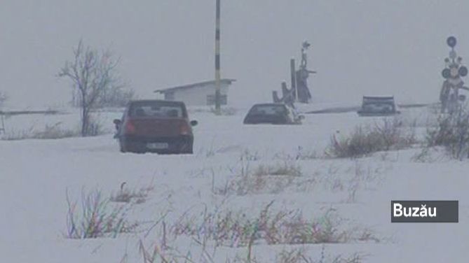 Unii români profită de vremea rea: Maşinile abandonate în drum au fost sparte de hoţi