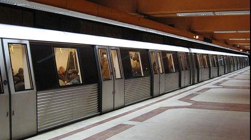 O femeie s-a aruncat în faţa metroului, marţi dimineaţă