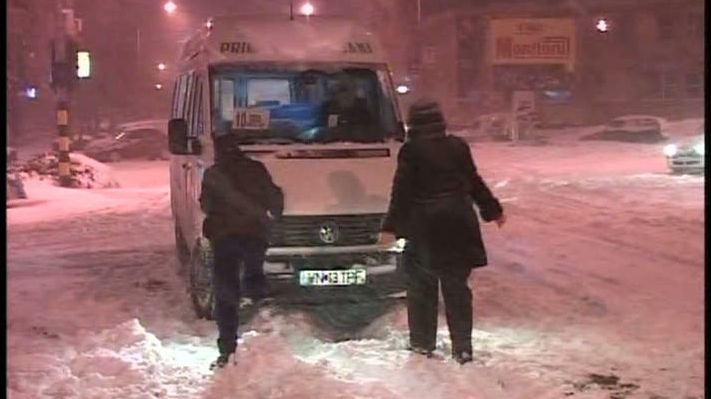 Un microbuz cu pasageri a fost blocat peste 12 ore pe un drum din Vrancea