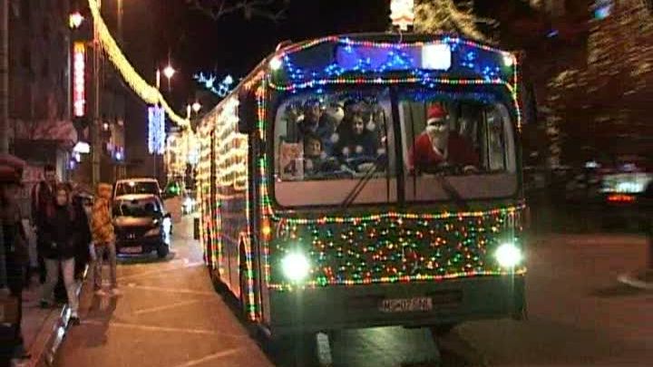 Moş Crăciun a venit cu autobuzul la Târgu Mureş
