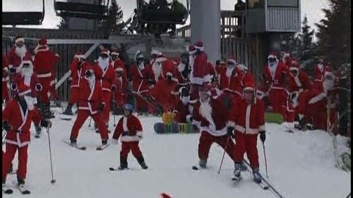 500 de Moşi Crăciuni şi-au dat întâlnire pe o pârtie din Statele Unite