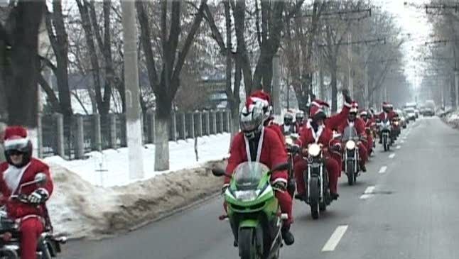 Moşul s-a folosit de tren, bicicletă şi motocicletă pentru a împărţi cadouri