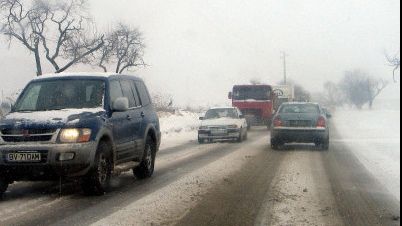 Zăpada le dă de furcă şoferilor braşoveni