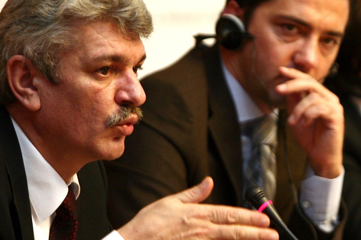 Şeful STS, Marcel Opriş, i-a \"bruiat\" pe ziariştii prezenţi la Senat. VEZI VIDEO