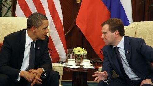Obama şi Medvedev discută despre proiectul de reducere a arsenalului de arme nucleare stategice