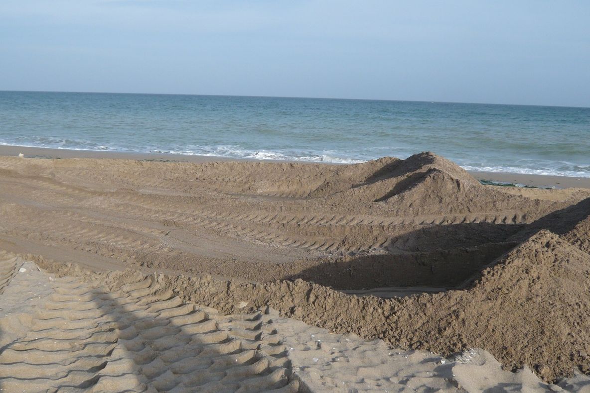 Se fură nisip cu camioanele de pe plaja din Vama Veche