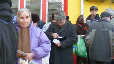 Aproape 750 de nevoiaşi din Ploieşti au primit pachete cu alimente 
