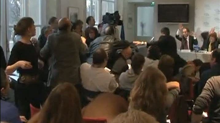 Jurnalistul care a aruncat cu pantofii în Bush a fost atacat cu un pantof