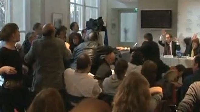 Jurnalistul irakian care a aruncat cu încălţămintea după Bush a fost atacat cu pantofi