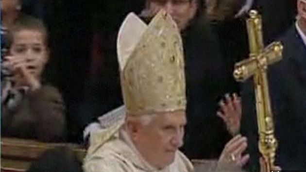 Papa Benedict al XVI-lea, atacat în timpul slujbei de Crăciun de o femeie instabilă psihic - VEZI FILMUL ATACULUI