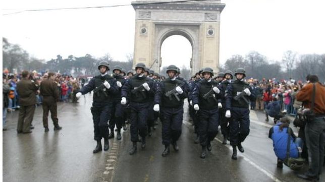 Sărăcia şi politica îi fac pe români indiferenţi faţă de Ziua Naţională, spun sociologii