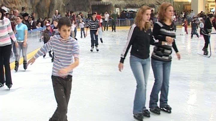 Bucureştenii au dat buzna în mall-uri: fie pentru a patina, fie pentru a profita de reduceri