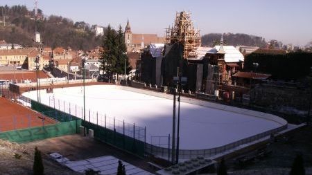 Patinoarul de sub Tâmpa este una din atracţiile de weekend din Braşov