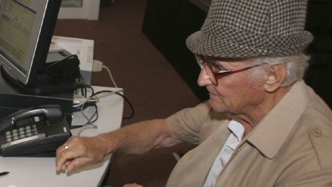 Sute de bătrâni se împrumută de la CAR pentru medicamente