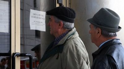 Bătrânii din Maramureş care au datorii la stat şi bănci vor primi pensii micşorate