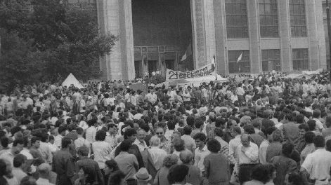 Zeci de persoane au participat la un nou protest anticomunist în Piaţa Universităţii