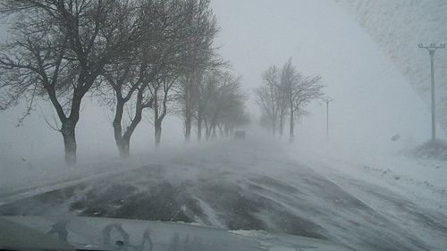 Drumarii din Braşov au împrăştiat materialului antiderapant după topirea poleiului