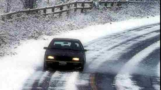 Pericol de accidente pe mai multe drumuri din ţară, din cauza poleiului