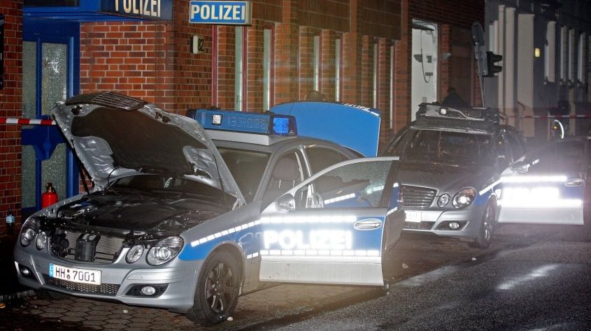 Secţii de poliţie din Berlin şi Hamburg au fost atacate