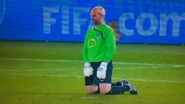 VIDEO / Inspirat de Lehmann, un portar s-a uşurat chiar pe teren în timpul unui meci!