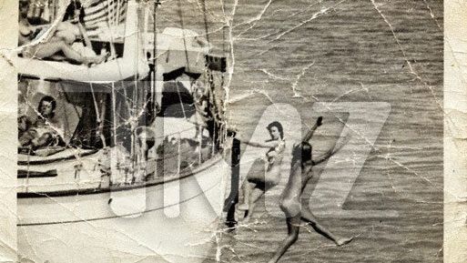 Fotografia care ar fi putut să schimbe istoria: John F. Kennedy, în compania unor femei goale