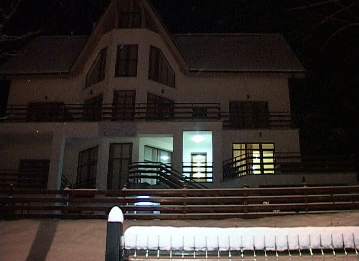 Într-o vilă din Poiana Braşov a fost găsit un bărbat mort şi unul în stare gravă