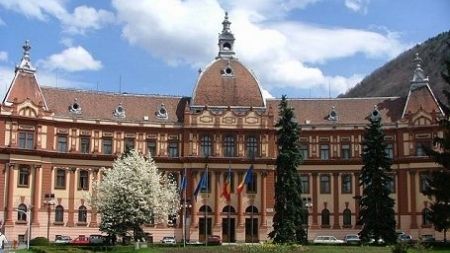 Din clădirea Prefecturii Braşov cad bucăţi de tencuială şi acoperiş