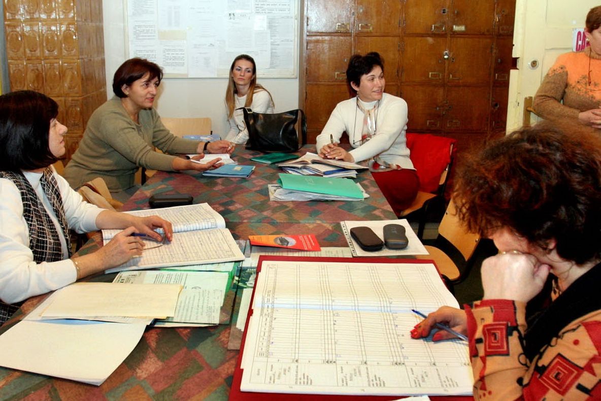 Sindicaliştii din învăţământ sunt nemulţumiţi de decizia Guvernului de a reduce posturile 