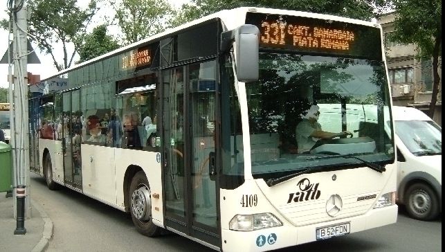 În noaptea de Revelion, în Bucureşti vor circula 29 de mijloace de transport în comun. Vezi programul RATB de sărbători