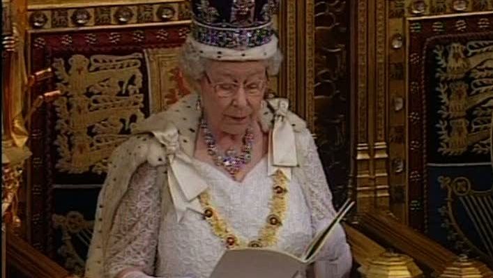 Regina Elisabeta a II-a a Marii Britanii declară război tabloidelor!