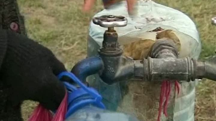 La trei ani de când au fost strămutaţi la Seciurile, sinistraţii nu au canalizare 