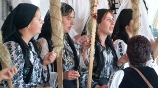 Tradiţii şi obiceiuri din Alba: Femeile şi bărbaţii se adună în nopţile de iarnă pentru torsul lânii şi a cânepii