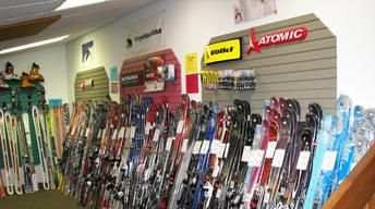 Locuitorii din comuna mureşeană Brâncoveneşti îşi câştigă pâinea din vânzarea de schiuri, clăpari şi patine 