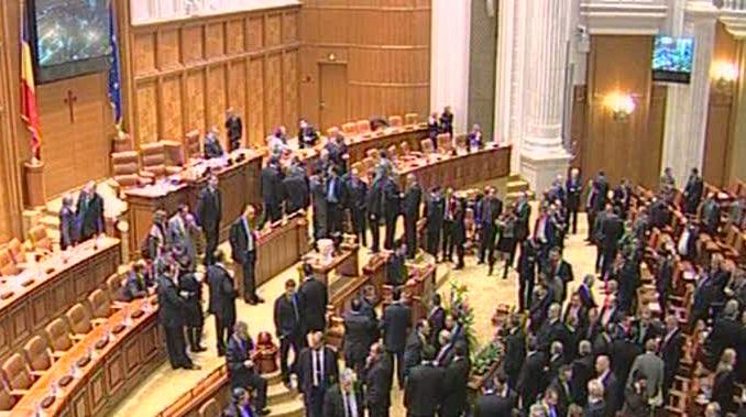 Glume şi ironii la şedinţa la care a fost învestit Guvernul Boc IV