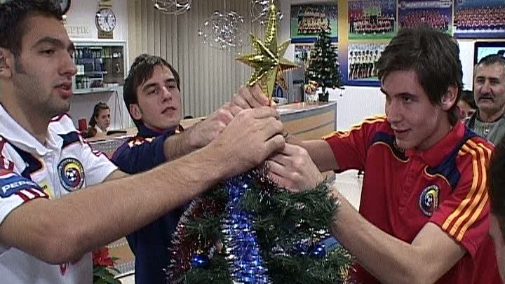 Jucătorii de la naţionala de tineret au împodobit bradul în cantonament