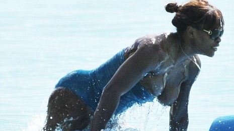 Serena Williams, cu sânii goi în Barbados