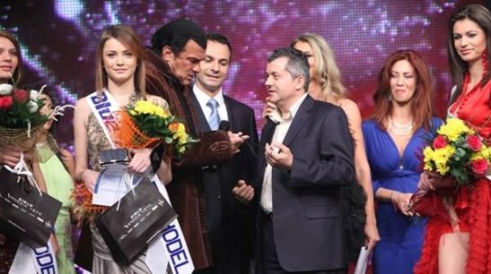 Steven Seagal a primit un colier din aur şi diamante în timpul premierii Top Model Romania