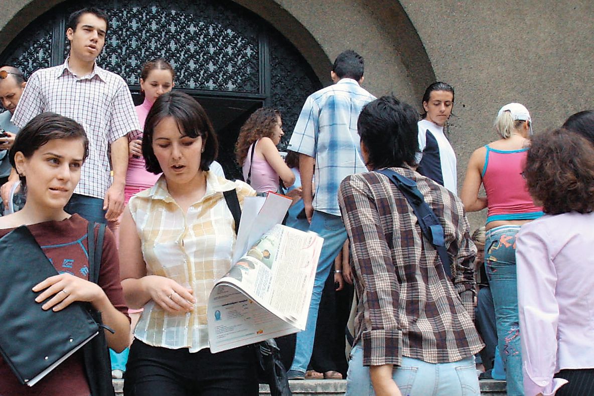 Afişe electorale cu secera şi ciocanul, reclamate la BEJ Cluj