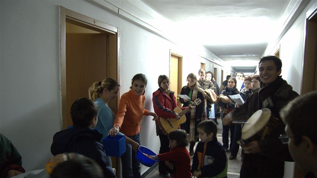 Studenţii români şi străini ai Universităţii \"Lucian Blaga\" din Sibiu colindă de Crăciun